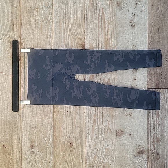 Spanx Camo Look at Me Now Seamless Cropped Leggings Size Small - Picture 1 of 5